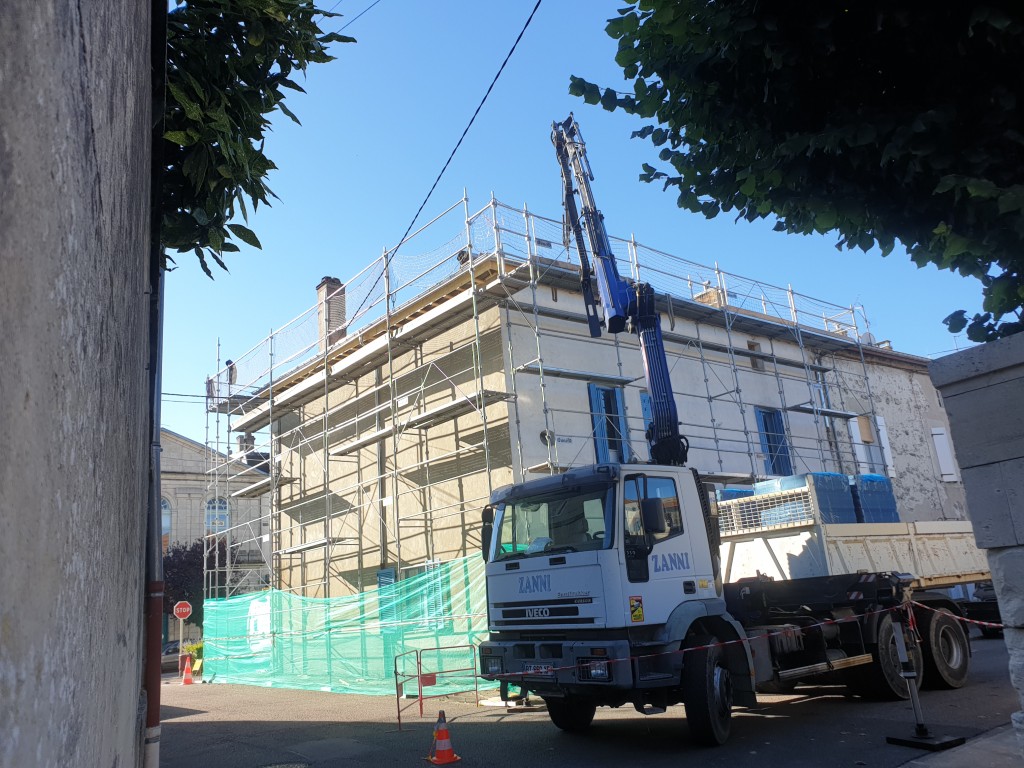 Couvreur au travail sur un toit