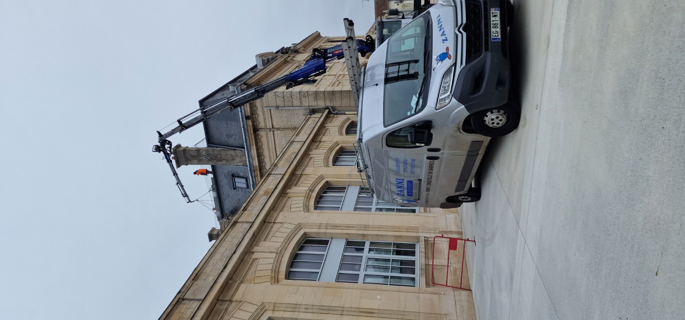Artisan couvreur au travail